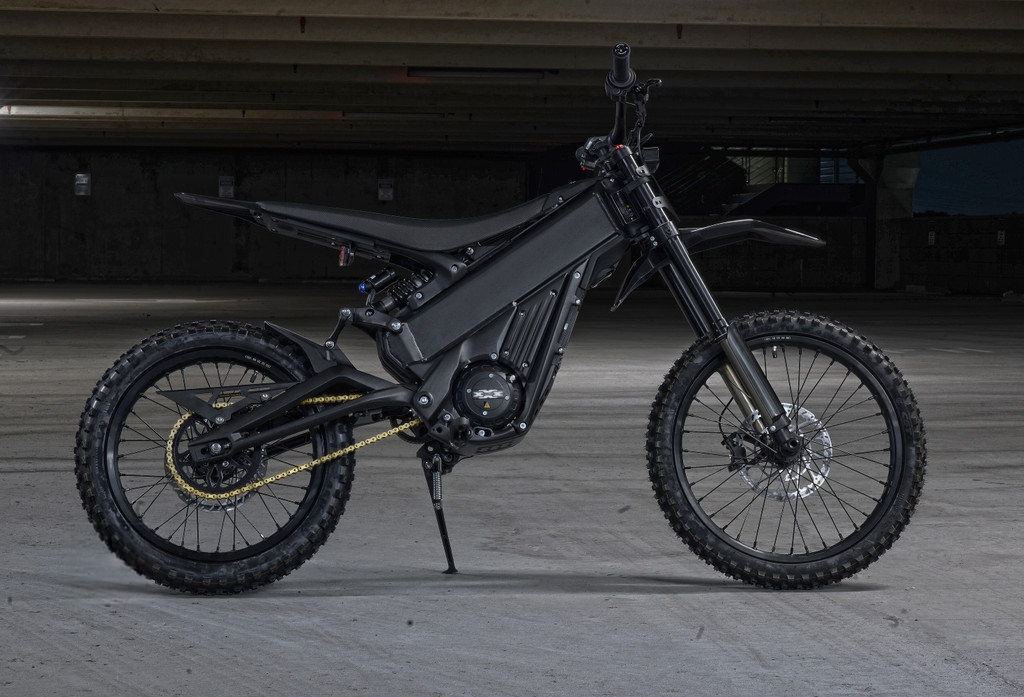 2025 Talaria xXx Pro Electric Bike in a dynamic setting, showcasing its urban and off-road capabilities in Europe.